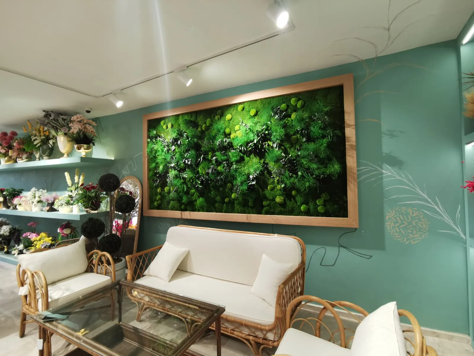 Showroom duvarında doku geçişli yosun uygulaması