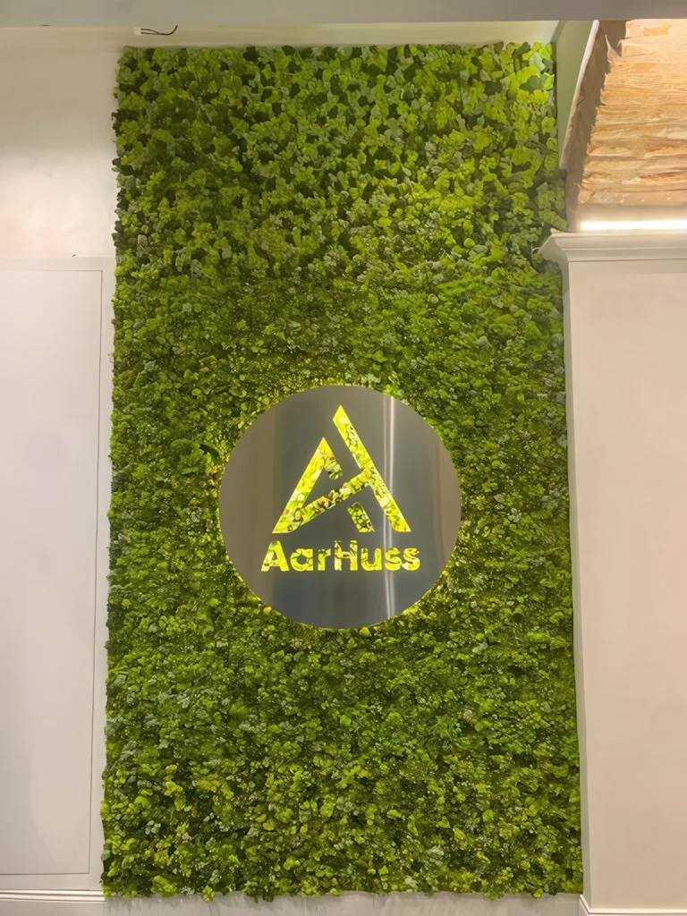 Aarhus projesinde asma bitkilendirme ve markalı yeşil duvar — görünüm 1