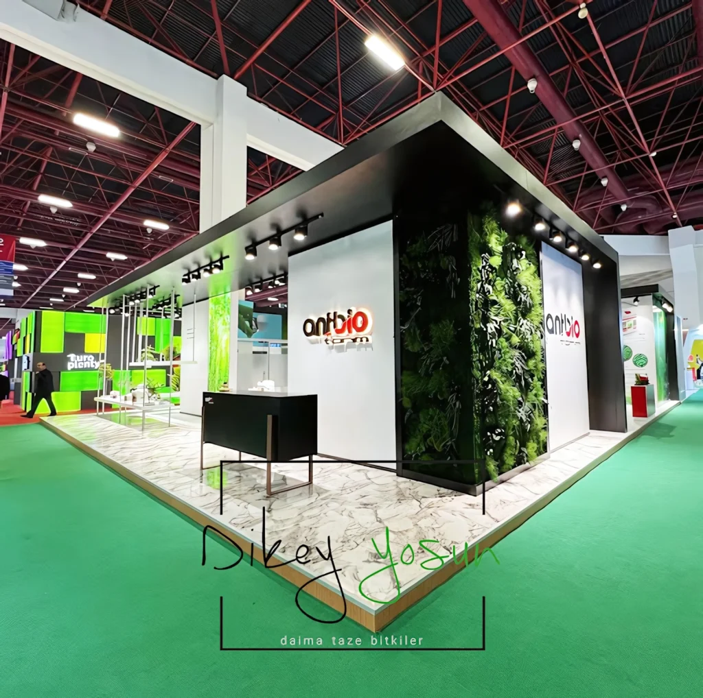 Antbio fuar standında markalı bitki duvarı
