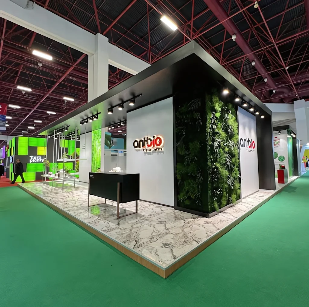 Antbio projesinde fuar standı bitki duvarı — görünüm 1