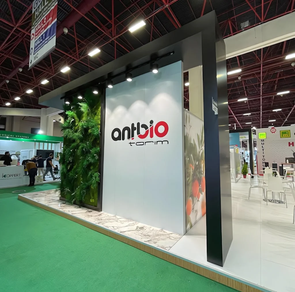 Antbio projesinde fuar standı bitki duvarı — görünüm 2
