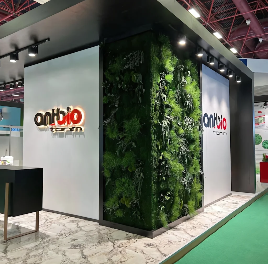 Antbio projesinde fuar standı bitki duvarı — görünüm 3