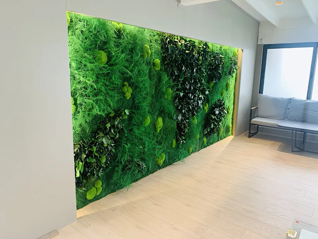 Atalya Diş Kliniğinde bitkilendirilmiş iç mekân duvarı