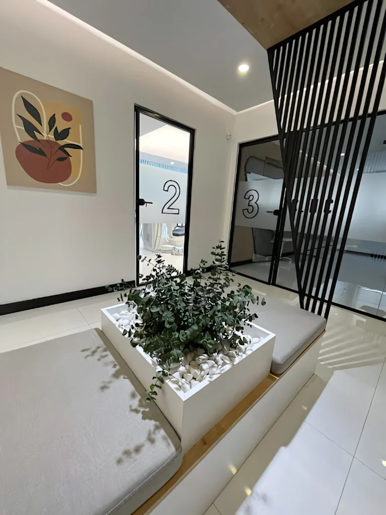 Atalya Diş Kliniğinde saksılı iç mekân bitkilendirmesi