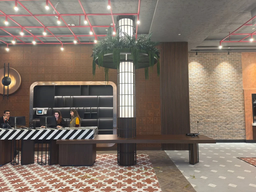 Canopy by Hilton İzmir lobisinde aydınlatmalı kolon çevresi bitkilendirmesi