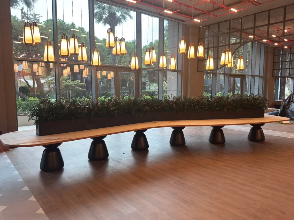 Canopy by Hilton İzmir'de masa boyunca uzanan saksı bitkilendirmesi