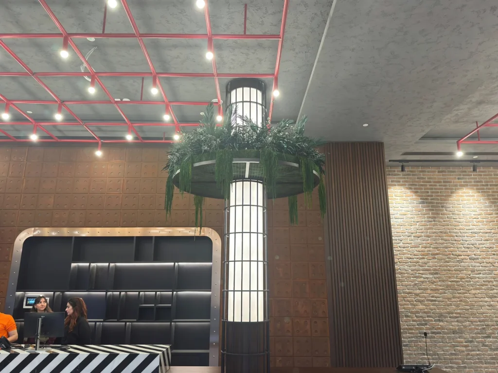 Canopy by Hilton İzmir lobisinde kolon çevresi bitkilendirmesi