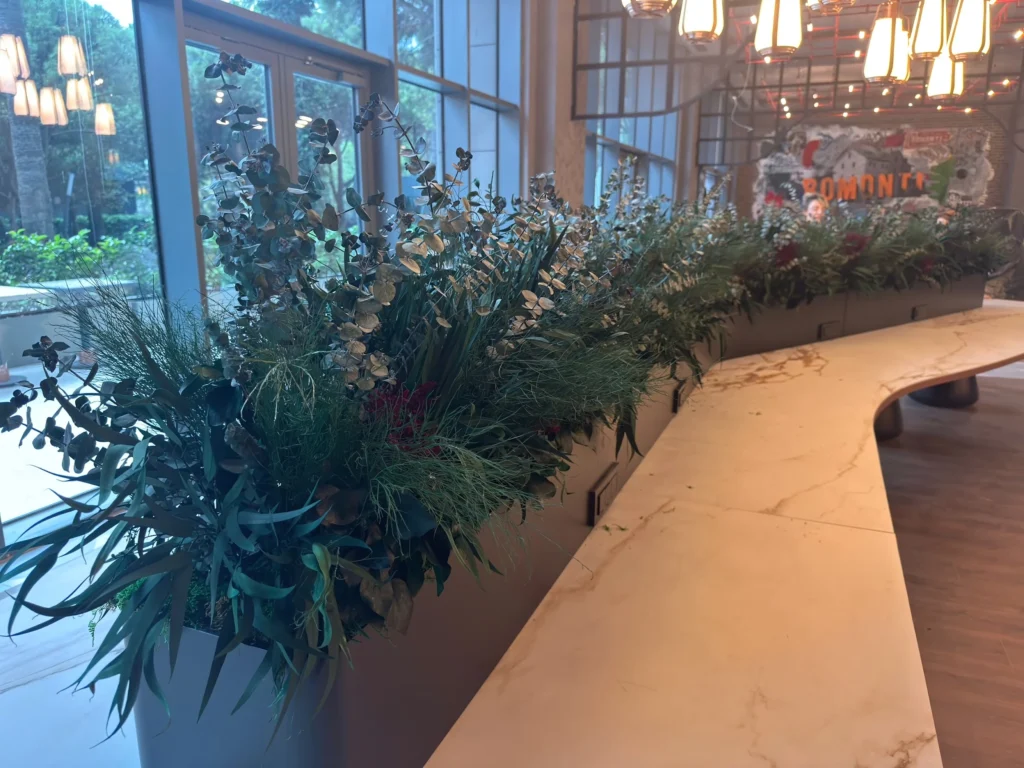 Canopy by Hilton İzmir'de masa üzerindeki bitki düzenlemesinin yakın görünümü