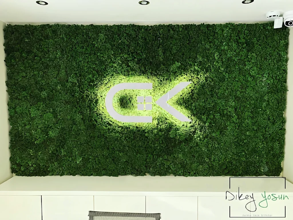 CK İnşaat Çeşme projesinde markalı yosun duvar — görünüm 2