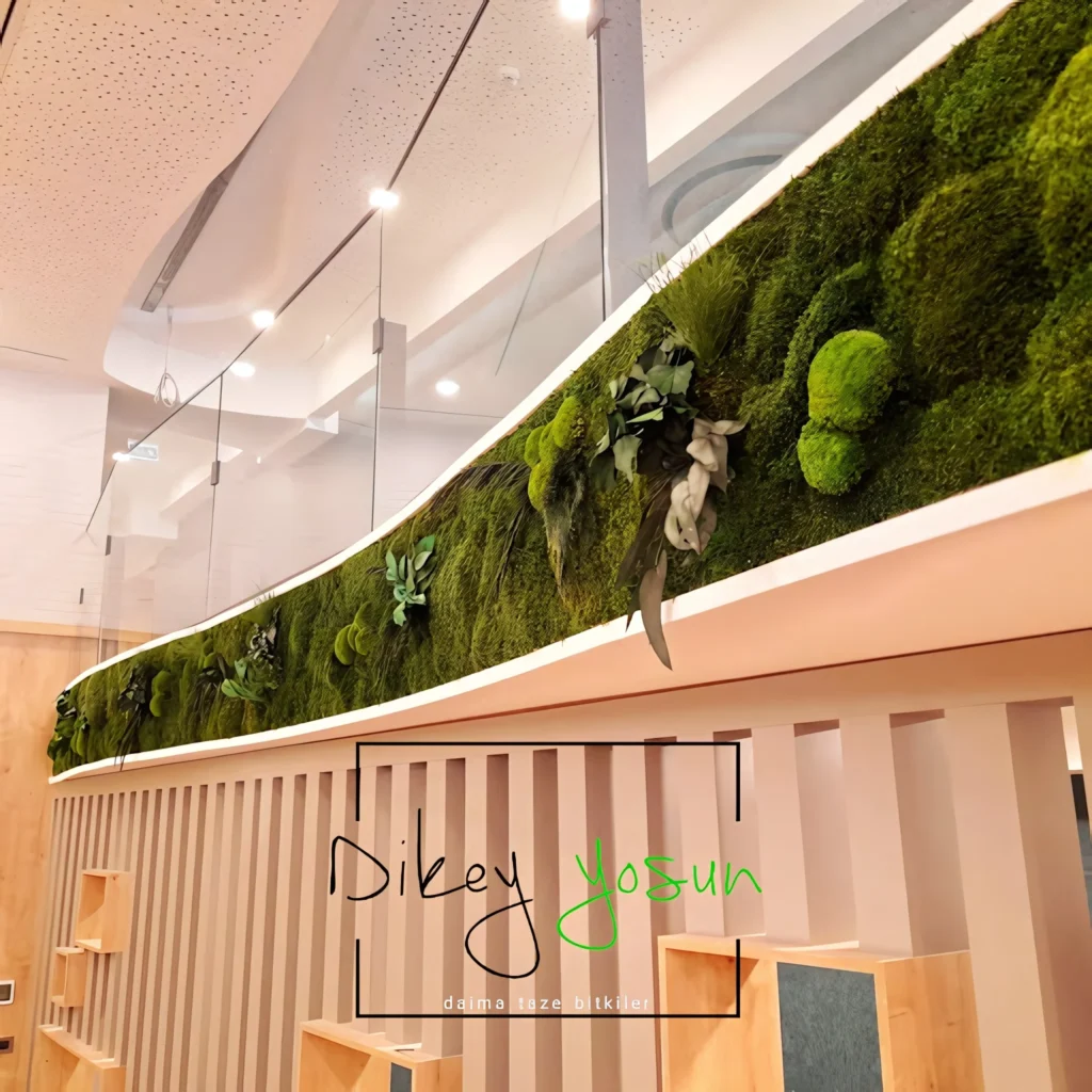 Days Hotel by Wyndham projesinde uzun iç mekân yeşil duvarı — görünüm 1