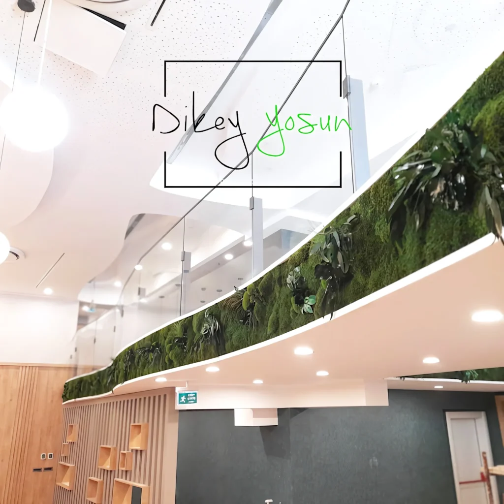 Days Hotel by Wyndham projesinde uzun iç mekân yeşil duvarı — görünüm 2