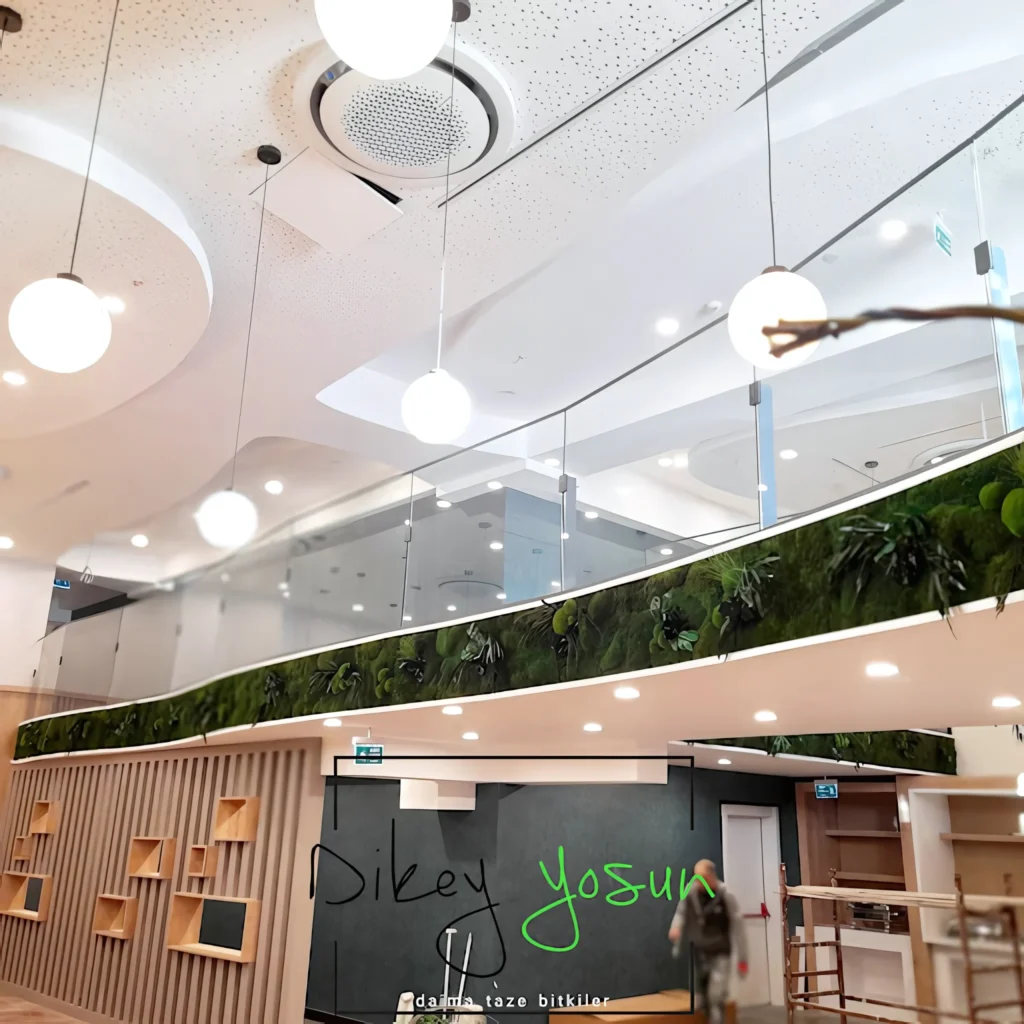 Days Hotel by Wyndham projesinde uzun iç mekân yeşil duvarı — görünüm 3