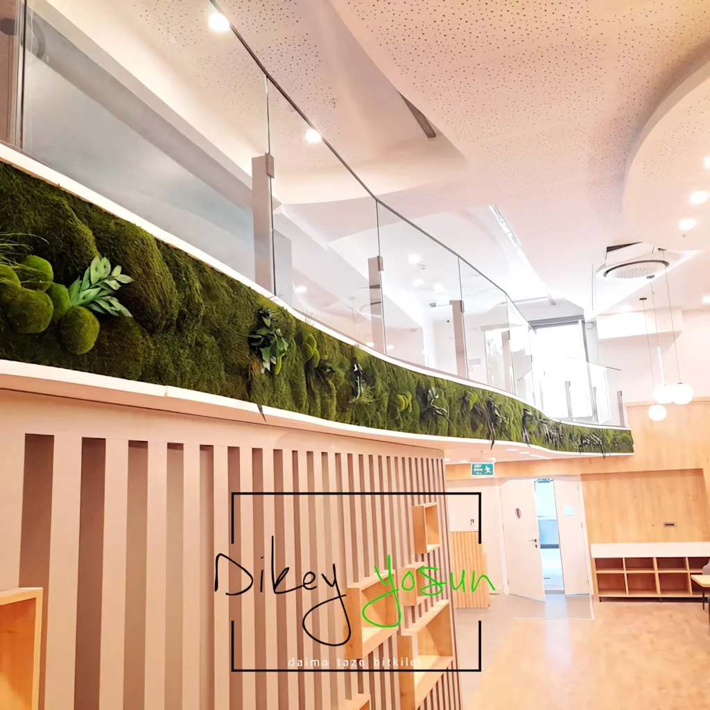 Days Hotel by Wyndham projesinde uzun iç mekân yeşil duvarı — görünüm 6