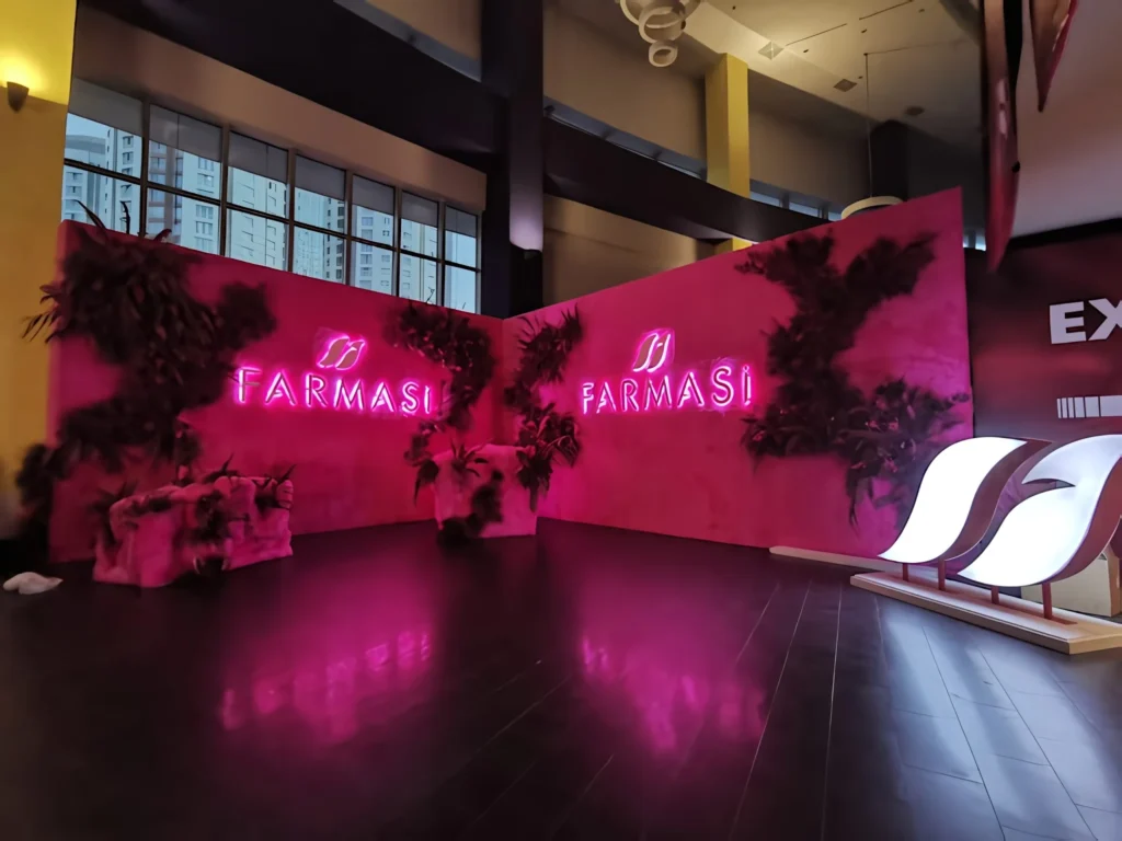 Farmasi etkinlik alanındaki iki cepheli kurumsal logo duvarı