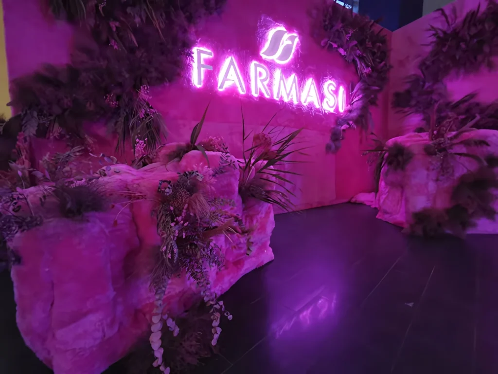 Farmasi aydınlatmalı logosu ve stabilize bitki kompozisyonu