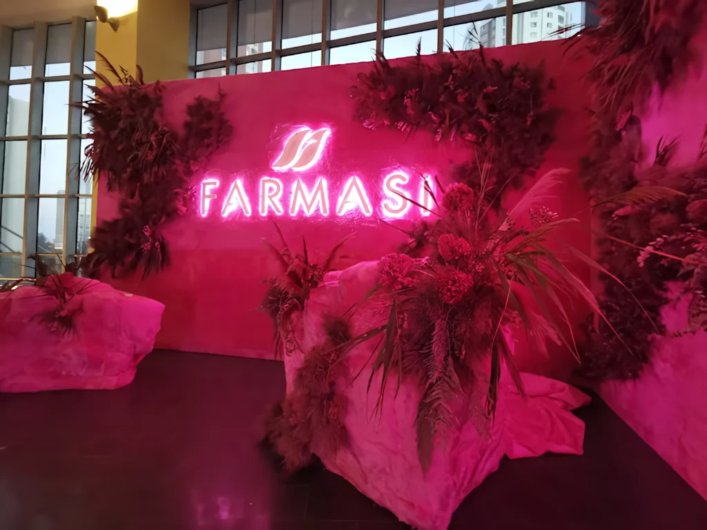 Farmasi etkinlik fotoğraf alanında aydınlatmalı marka logosu
