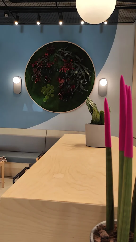 Fit House duvarında bitki dokulu yuvarlak tablo