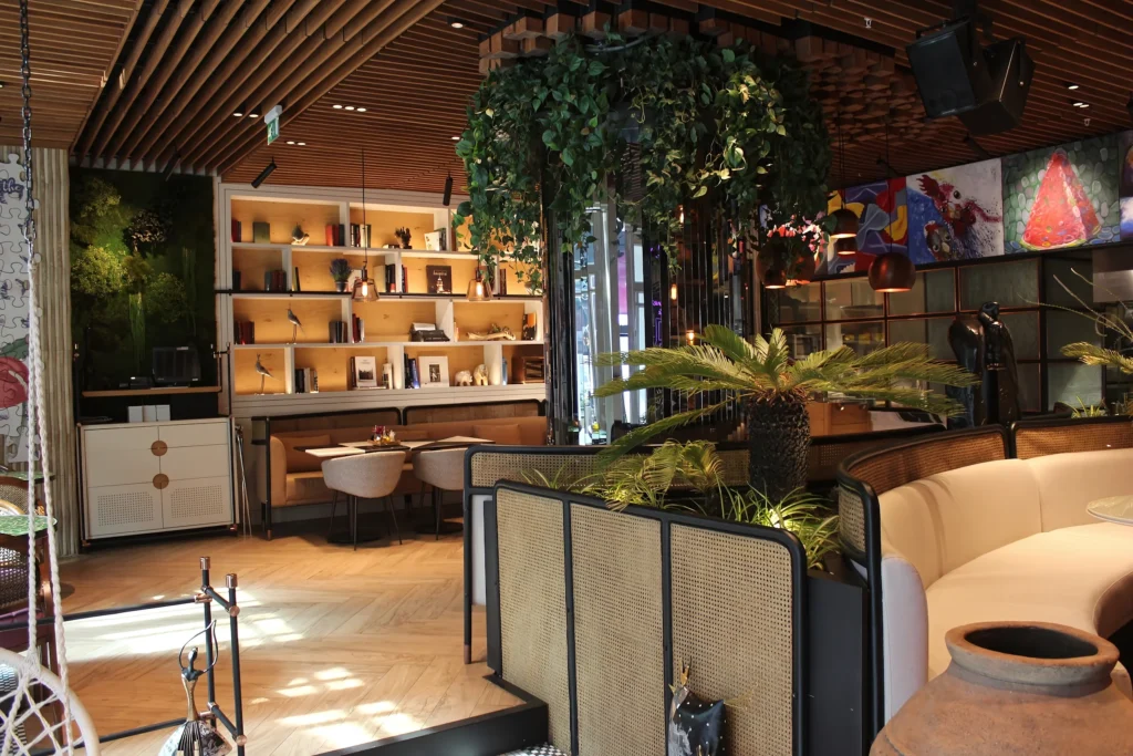 Galliard Brasserie projesinde gerçek iç mekân yeşil uygulaması — görünüm 1