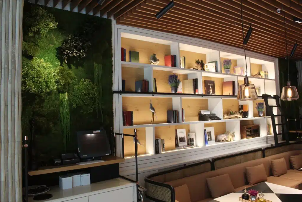 Galliard Brasserie iç mekânında ahşap çerçeveli yosun duvar uygulaması