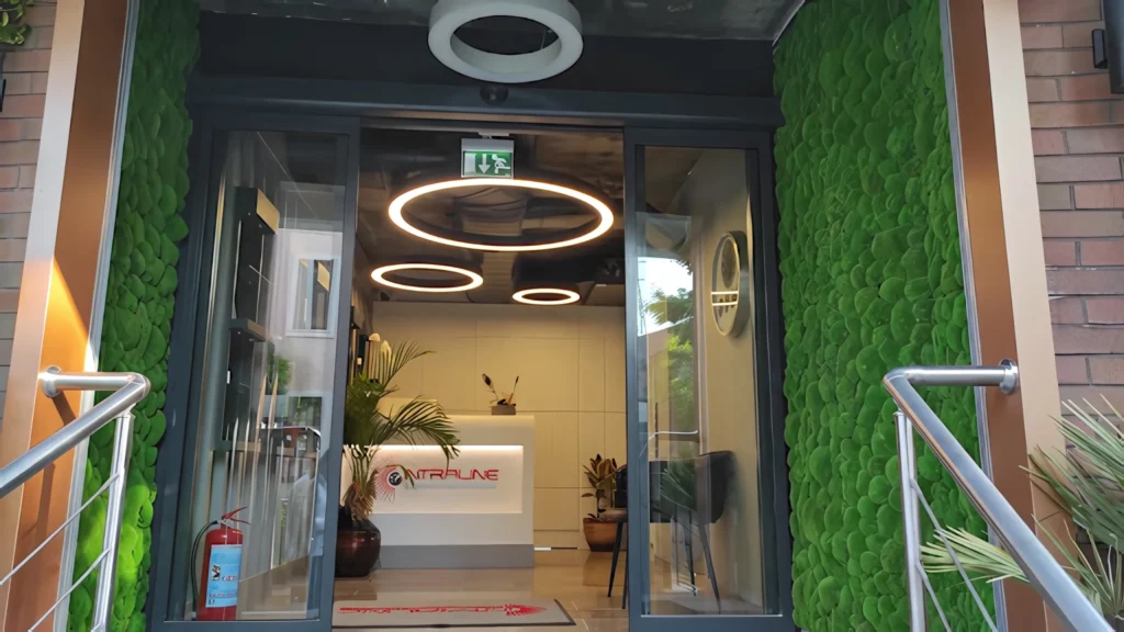 Intraline İlaç projesinde ofis girişi yeşil duvar ve yosun tablo — görünüm 7