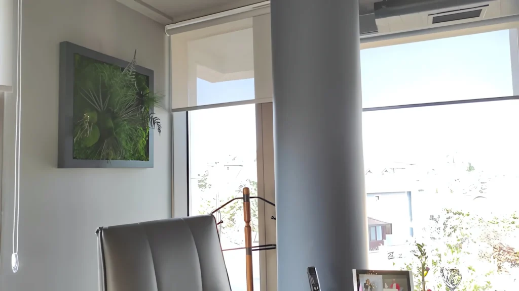 Intraline İlaç projesinde ofis girişi yeşil duvar ve yosun tablo — görünüm 9