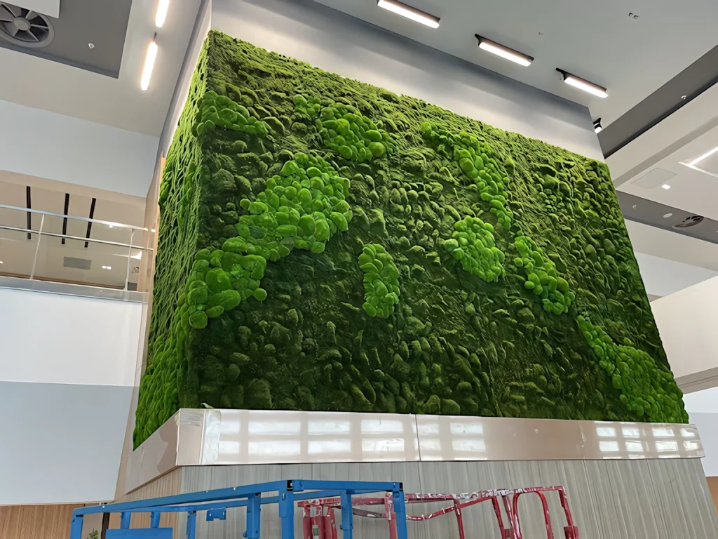 İzmir Şehir Hastanesi atriumunda tamamlanmak üzere olan yosun duvar
