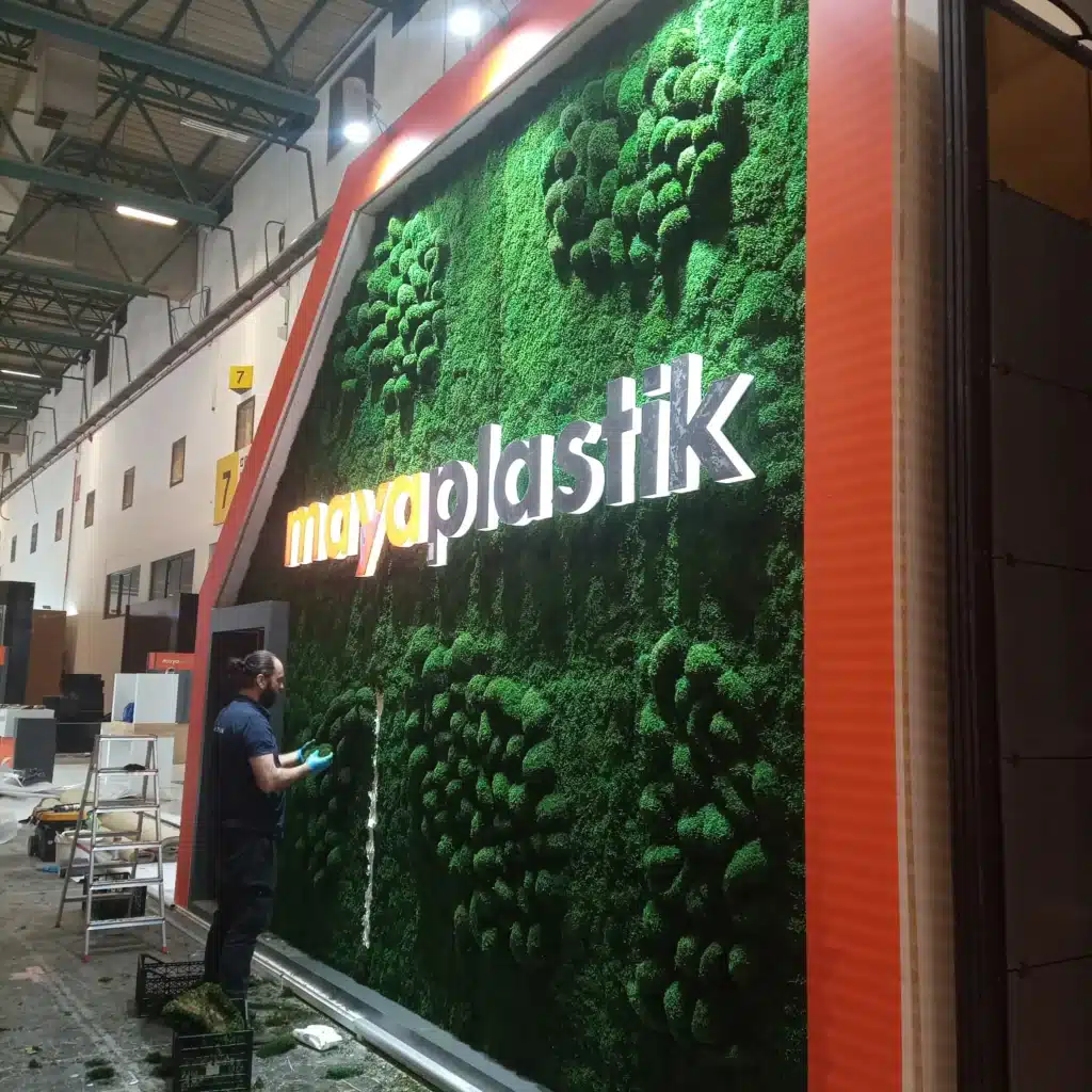 Maya Plastik aydınlatmalı logosunun yer aldığı yosun duvar montajı