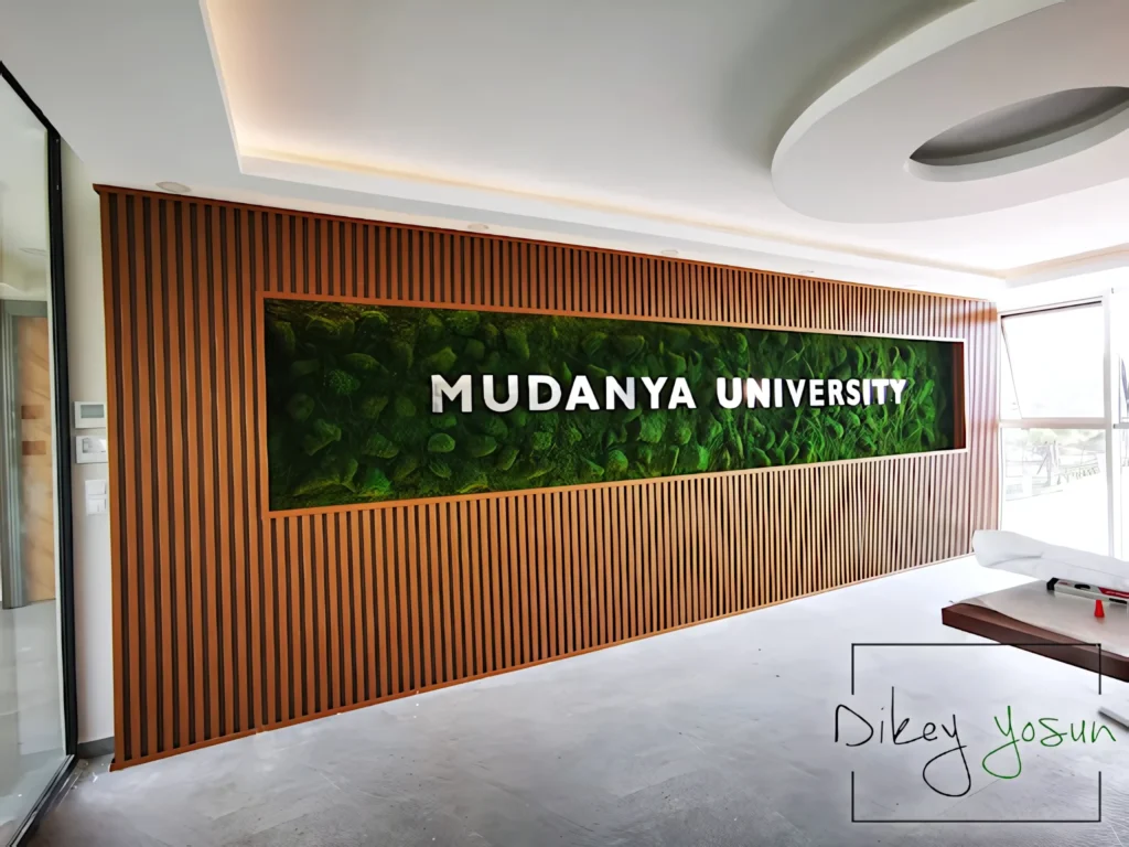 Mudanya Üniversitesi projesinde markalı yosun duvar — görünüm 2