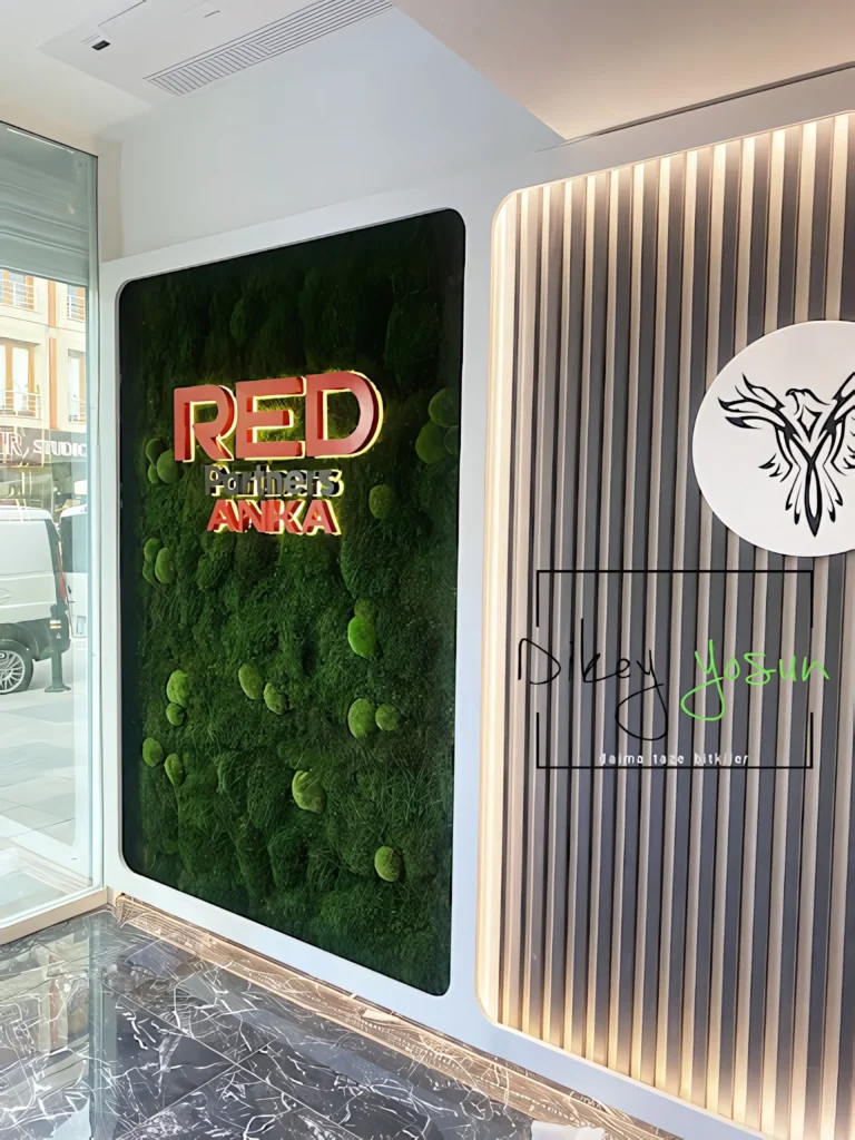 Red Partners projesinde ofis iç mekân bitkilendirmesi ve yosun logo — görünüm 9