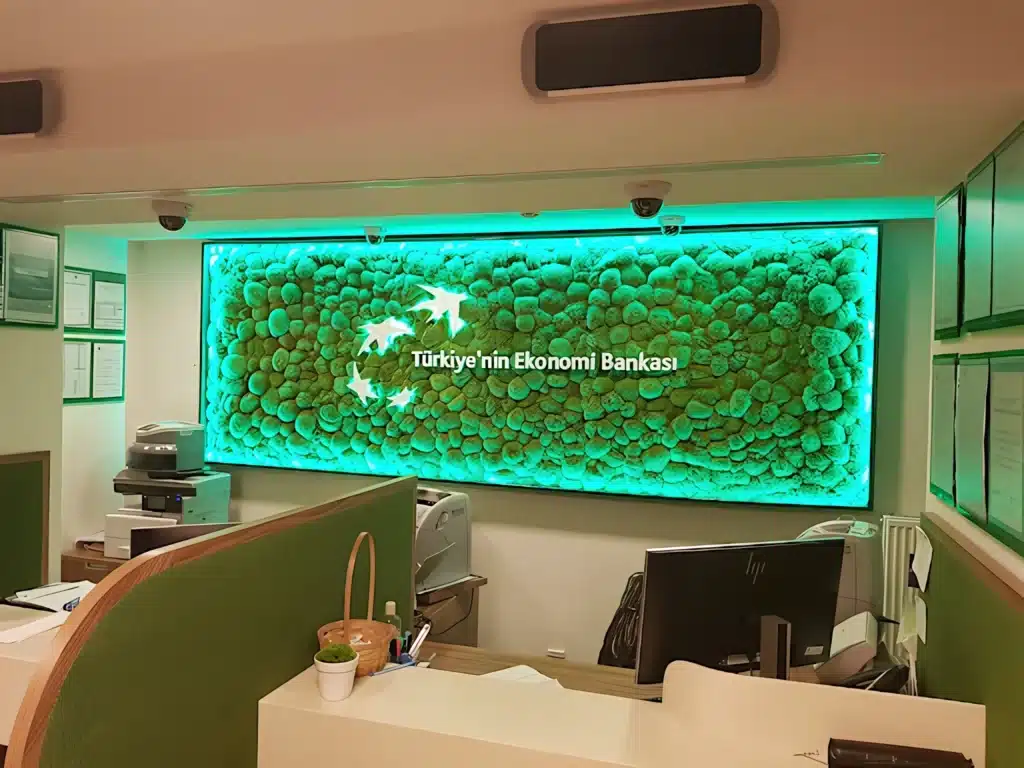 TEB ofisinde marka logosu önünde ball moss yosun duvar uygulaması