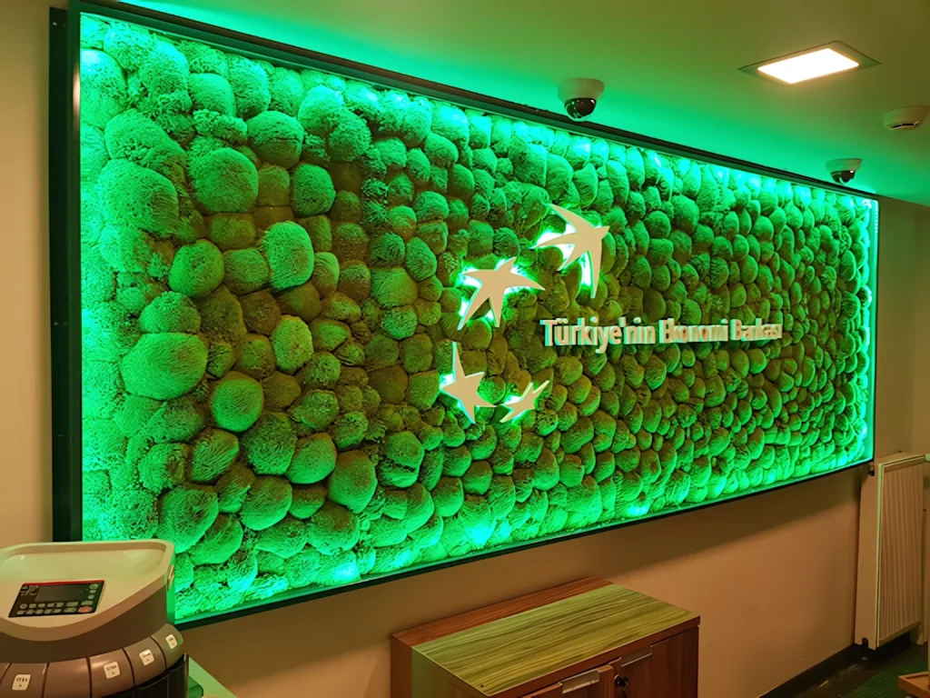 TEB kurumsal logo panosunda ball moss dokusunun yakın görünümü