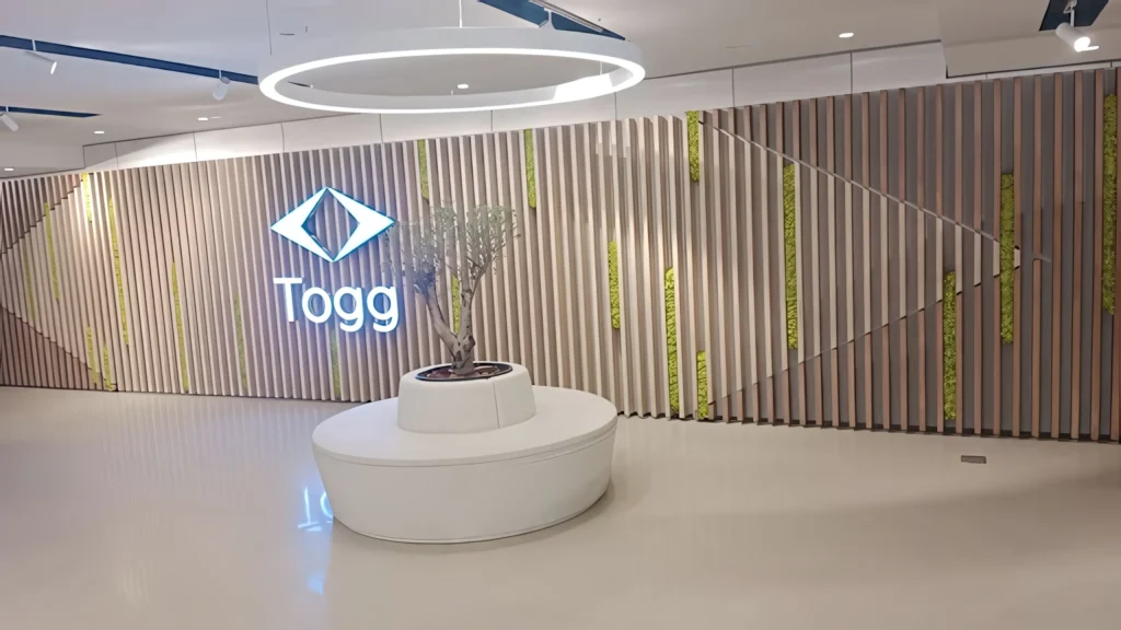 Togg projesinde markalı iç mekân yeşil doku uygulaması — görünüm 4