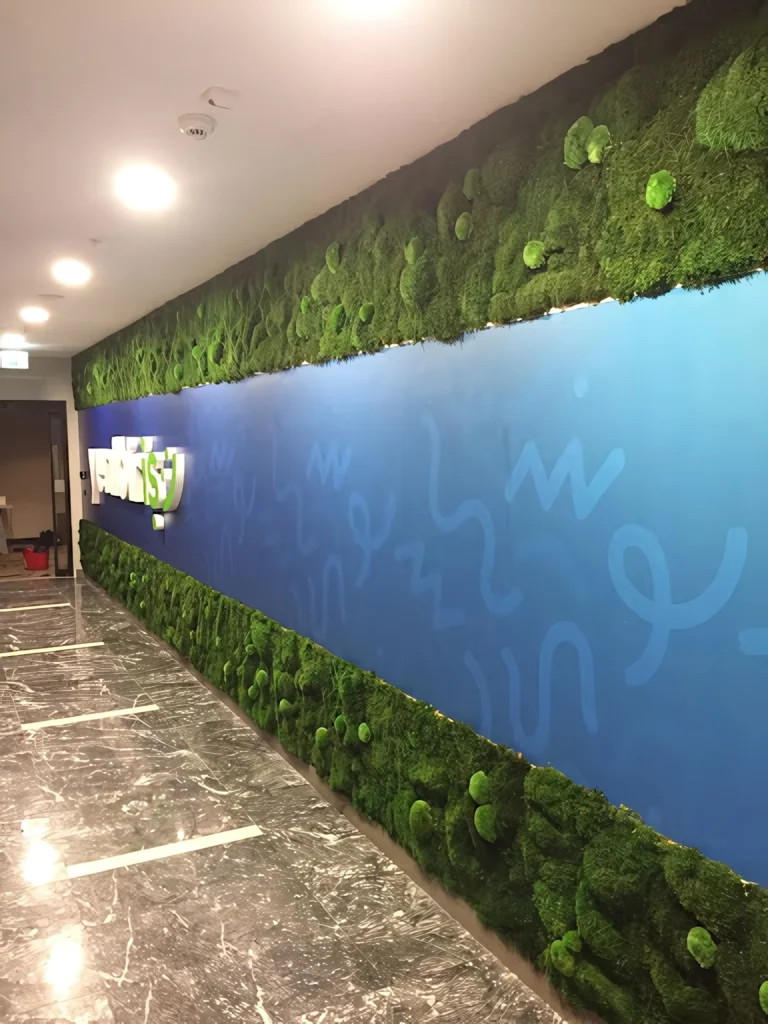 Yenibiriş.com ofis koridorunda logo ve iki sıra yosun şerit uygulaması