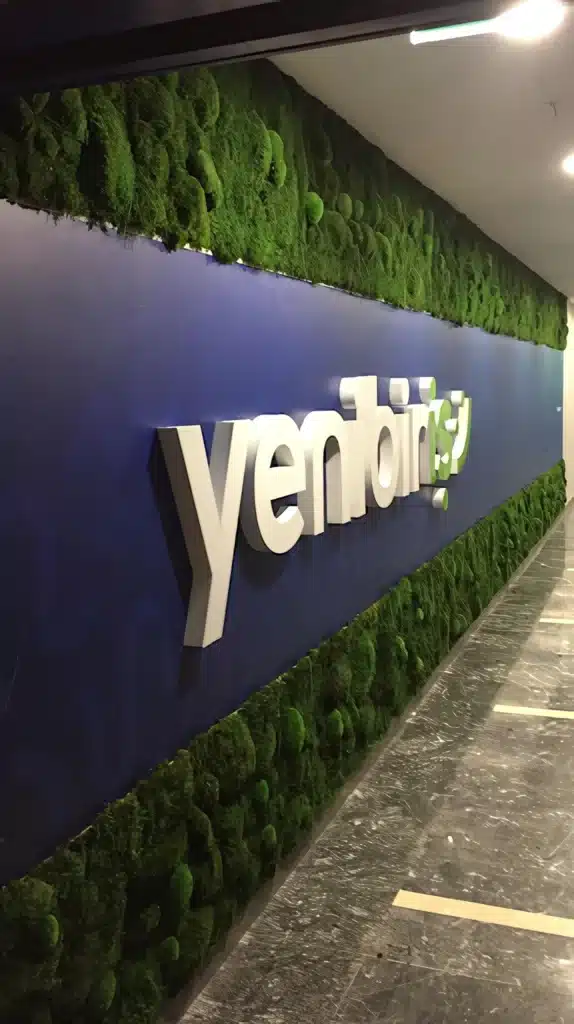 Yenibiriş.com ofis koridorunda marka logosu ve yosun şerit uygulaması