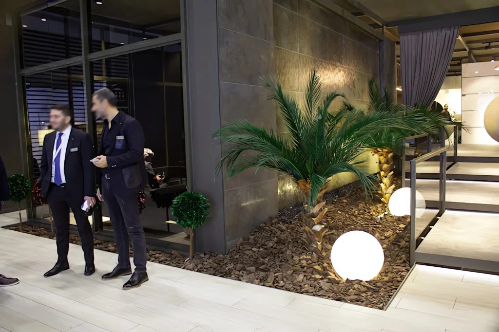 Yurtbay Seramik projesinde fuar standı peyzajı ve yeşil dünya haritası — görünüm 3